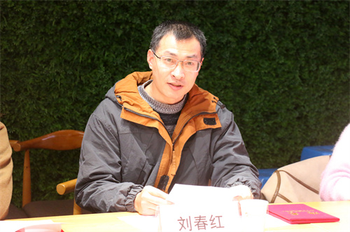 06初一年级家委会主任刘春红先生发言.jpg